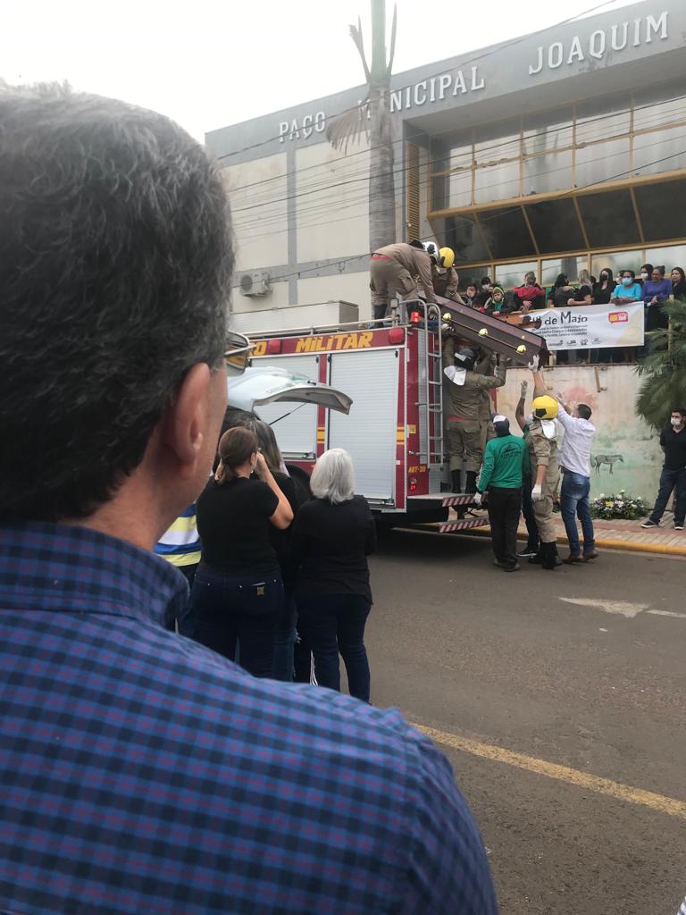 Jair Boni Cogo: a chegada do corpo em frente a Prefeitura de Cassil&acirc;ndia