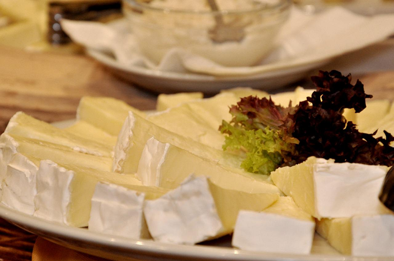 Receita do Dia: queijo brie empanado com mel