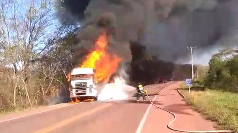 Caminhão é tomado por incêndio após pneu próximo ao tanque de combustível estourar
