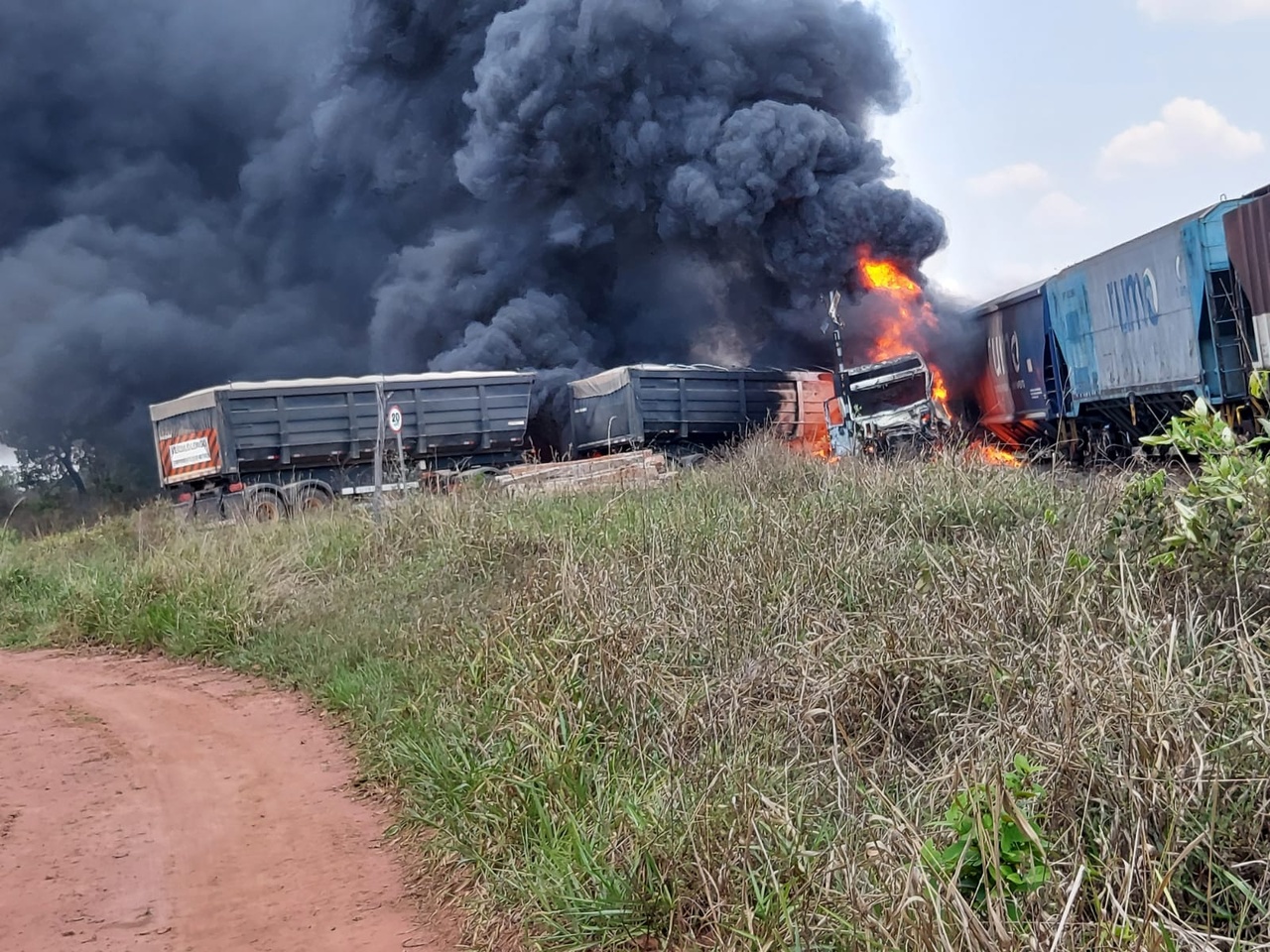 Cassil&acirc;ndia: acidente entre Bitrem e Trem na estrada da Sete Placas 