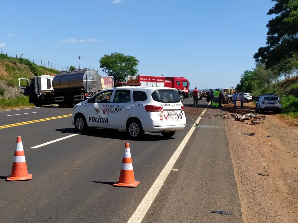 Acidente Entre Dois Caminhões E Uma Caminhonete é Registrado Em ...