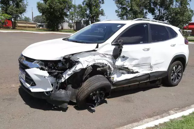 Motorista cochila ao volante e bate em outros tr&ecirc;s ve&iacute;culos