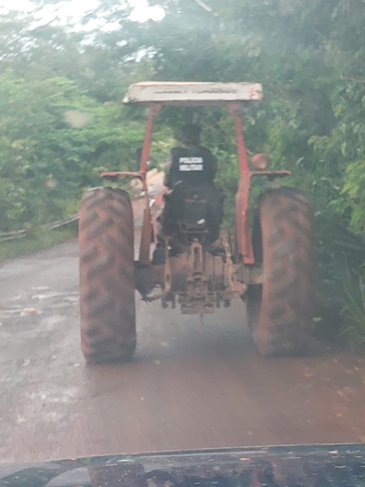 PMA persegue e recupera o trator roubado na Sete Placas