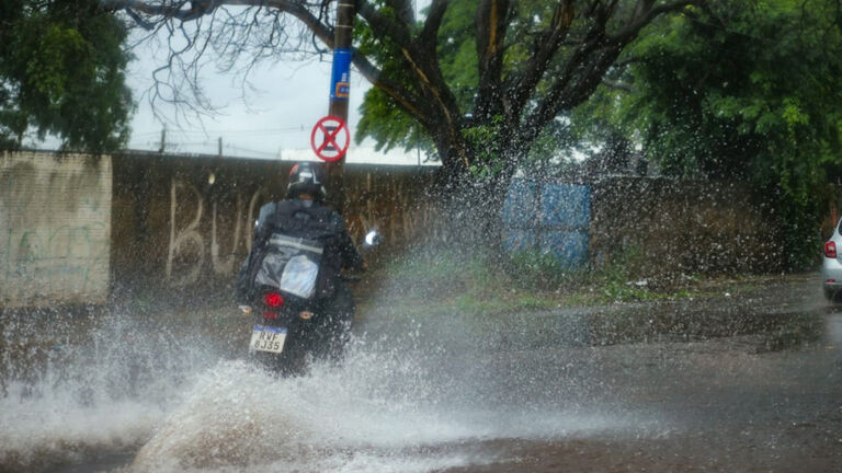 Inmet avisa sobre chuvas intensas e ventos de 60 km/h em Mato Grosso do Sul