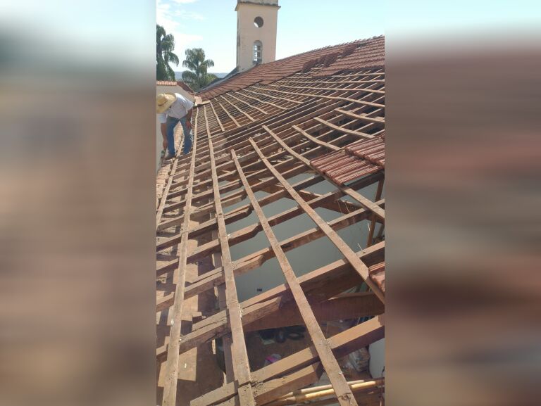 Veja fotos da retirada de telhas e forro da Matriz de São José e uma explicação sobre a obras e atividades da igreja
