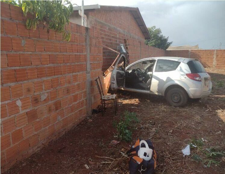 Motorista perde controle de carro em acidente e derruba muro de casa em Chapadão