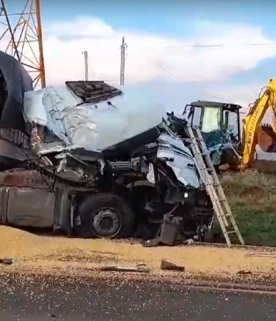 V&iacute;deo: acidente no final da tarde desta ter&ccedil;a com tr&ecirc;s caminh&otilde;es na MS306 em Cassil&acirc;ndia