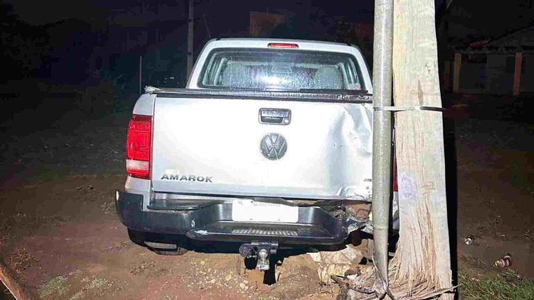 Bêbado, motorista bate na traseira de carro, foge e minutos depois acerta poste em Três Lagoas 