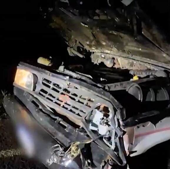 Borracheiro tem camionete destruída após atropelar boi que fugiu de fazenda