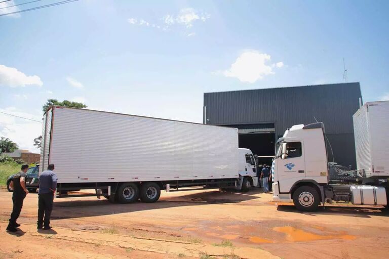 Operação da PF fecha depósito que distribuía pneus do Paraguai para 3 lojas