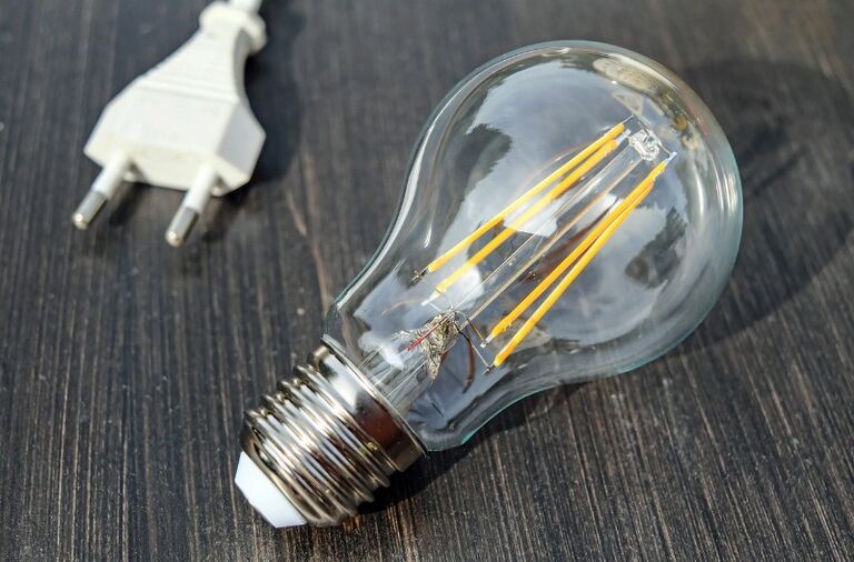Morador percebe aumento na conta de luz e flagra vizinha furtando energia