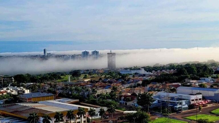 Neblina encobre céu de Campo Grande e previsão indica chuva e ventania para as 79 cidades de MS