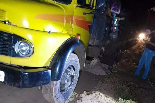 Desgovernado, caminhão cai em ribanceira e família é salva por bombeiro de folga