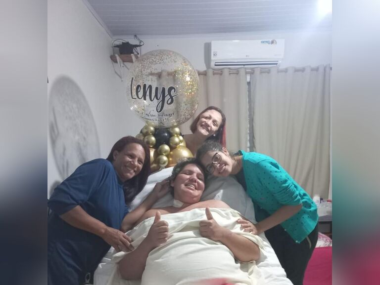 Vídeos: Lenys, vítima de gravíssimo acidente em Cassilândia, chega em casa e conta a sua luta e da amiga Nayara