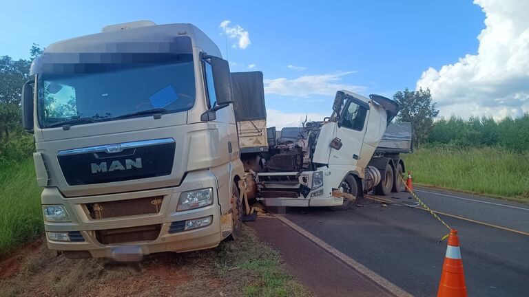 MS 112 - Acidente entre carretas mata motorista em rodovia 