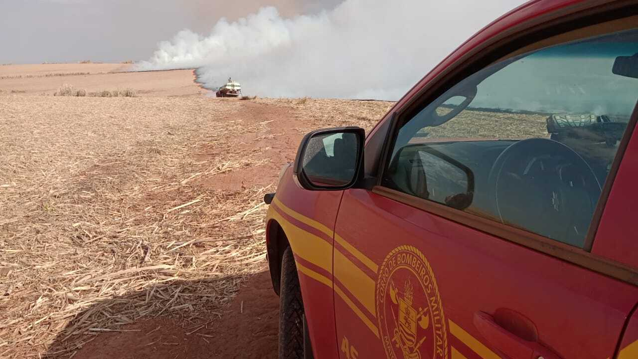 Incêndio em lavoura cruza divisa de MS e GO e interdita a BR-060 com fumaça