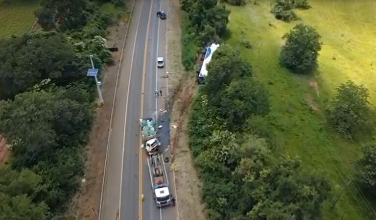 Batida entre caminhão e carreta deixa um morto na rodovia de Paranaíba