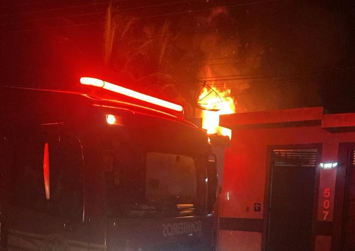 Incêndio em casa queima R$ 22 mil em espécie guardado em gaveta