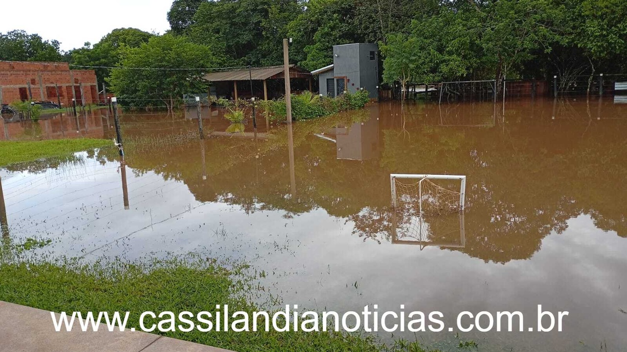 Rio Aporé transborda e atinge ranchos na Vila Santa Rita após chuvas de 50 mm