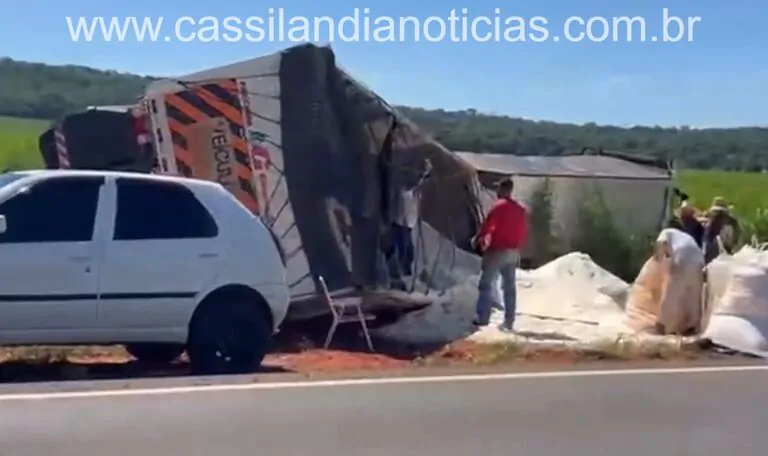 Acidente na GO-302: carreta carregada de açúcar tomba após colisão com veículo