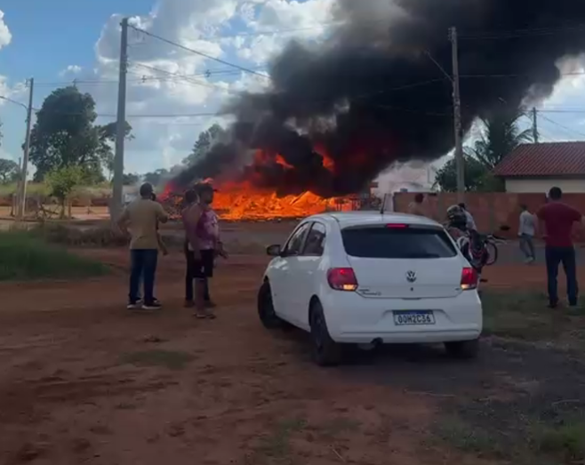 Sem Corpo de Bombeiros, incêndio de grandes proporções assusta moradores de Inocência