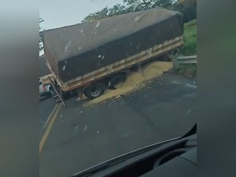 Carga de soja fica espalhada após caminhão tombar em trecho da MS-320  