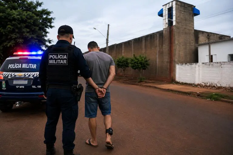 Homem com tornozeleira &eacute; preso vigiando unidade penal no final de semana