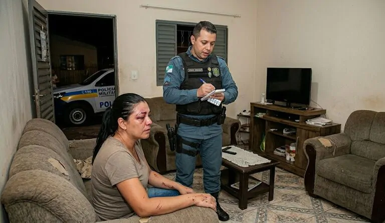 Homem dopa esposa com medicamento para sair de casa e a agride com soco