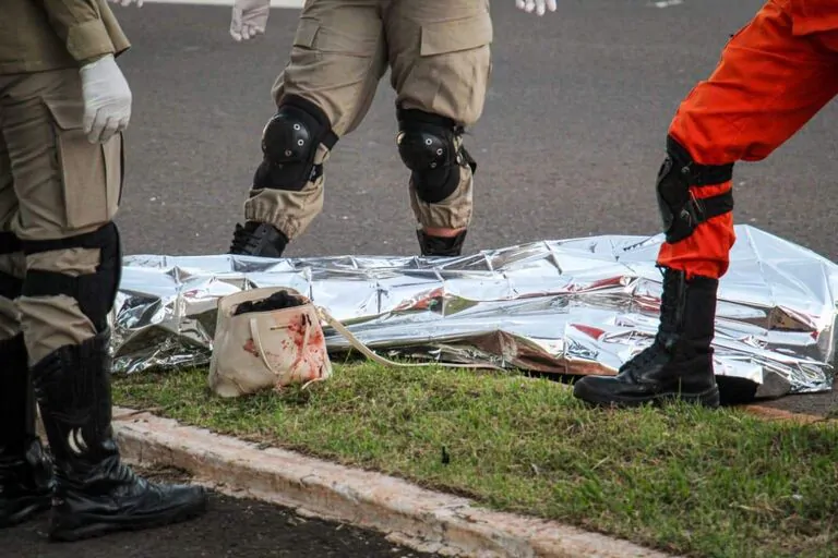 Gar&ccedil;onete morre ao bater motocicleta em poste de ilumina&ccedil;&atilde;o de ciclovia 
