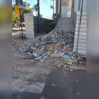 Secret&aacute;rio d&aacute; "pito" em empreiteira e exige limpeza de entulhos na cal&ccedil;ada da prefeitura